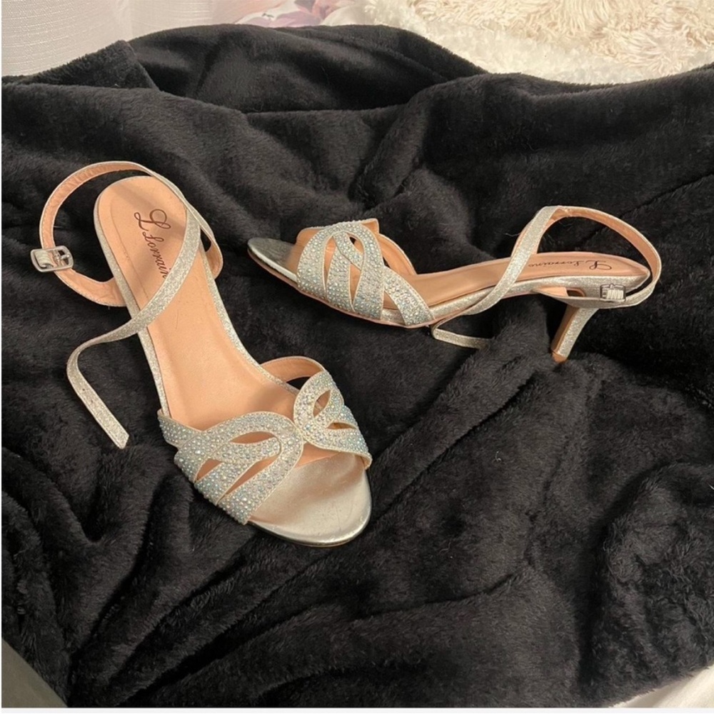 Elegant Silver kitten heel. L Lorraine; size 8.5